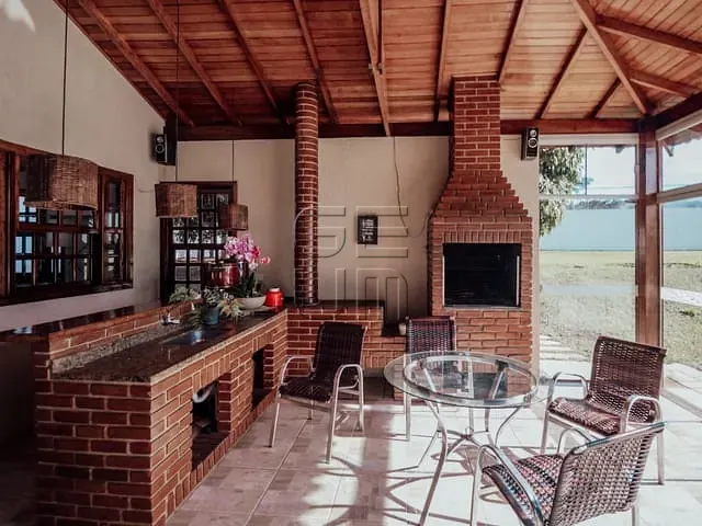 Casa com 2500m² 3 quartos e 3 banheiros, à venda, no bairro Jardim Itatiaia 2 em Londrina