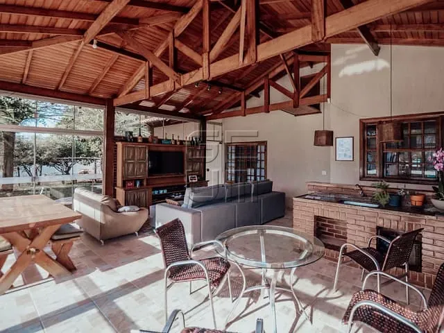 Casa com 2500m² 3 quartos e 3 banheiros, à venda, no bairro Jardim Itatiaia 2 em Londrina