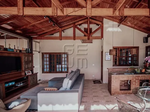 Casa com 2500m² 3 quartos e 3 banheiros, à venda, no bairro Jardim Itatiaia 2 em Londrina