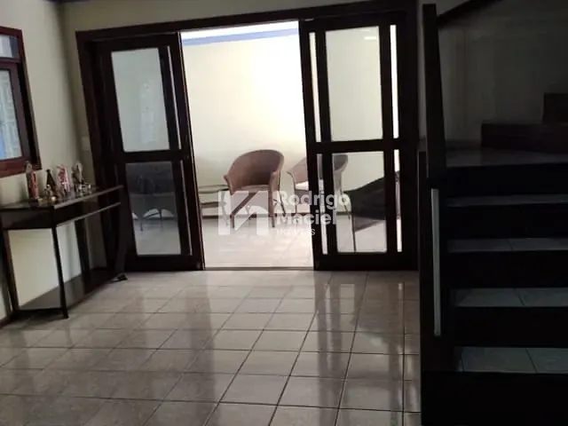 Casa com 310m², à venda, no bairro Cordeiro em Recife