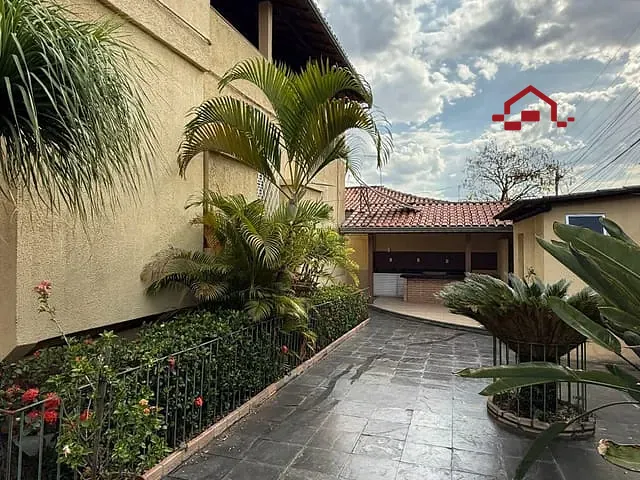 Casa com 300m² 3 quartos e 2 banheiros, à venda, no bairro Carlos Prates em Belo Horizonte