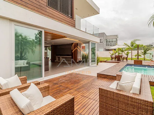 Casa com 690m² 4 quartos e 5 banheiros, à venda, no bairro Laranjal em Pelotas