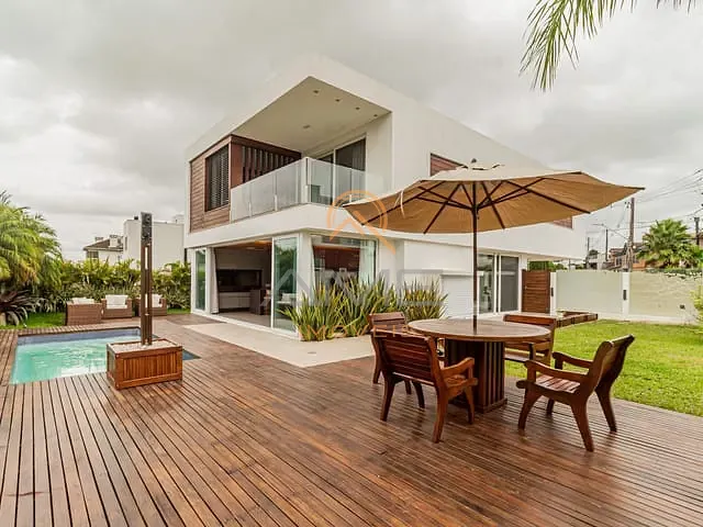 Casa com 690m² 4 quartos e 5 banheiros, à venda, no bairro Laranjal em Pelotas