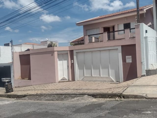 Casa com 603m², à venda, no bairro Jardim Das Rosas em Espírito Santo do Pinhal