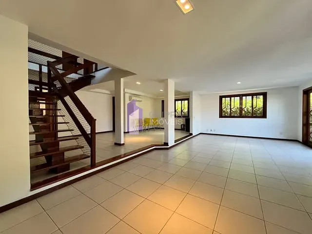 Casa com 546m² 4 quartos e 5 banheiros, à venda, no bairro Itacoatiara em Niterói