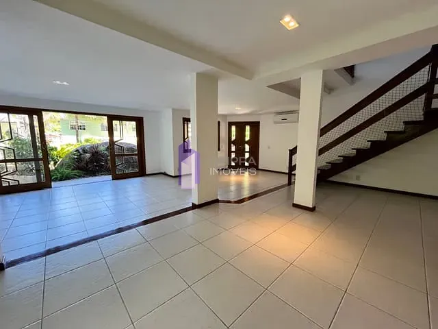 Casa com 546m² 4 quartos e 5 banheiros, à venda, no bairro Itacoatiara em Niterói