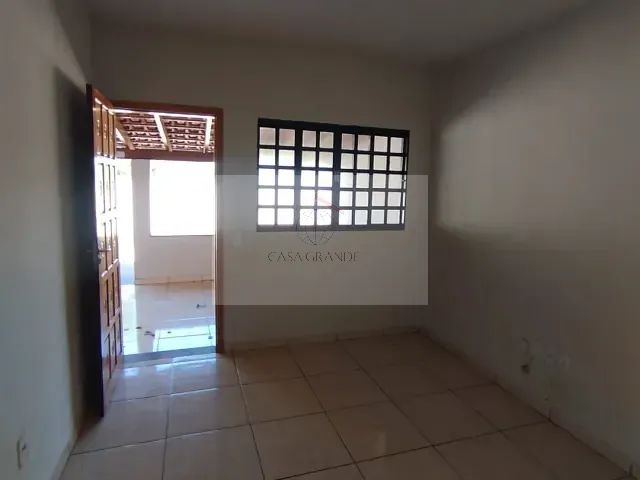 Casa 2 quartos e 1 banheiro, para alugar, no bairro Centro em Rolândia