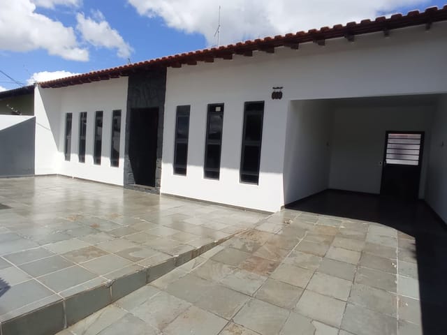 Foto do Casa - Linda casa disponível para locação, com repartições amplas e edícula no fundo, localizada no Manoel Muller. | Imobiliária Casa Grande - Rolândia