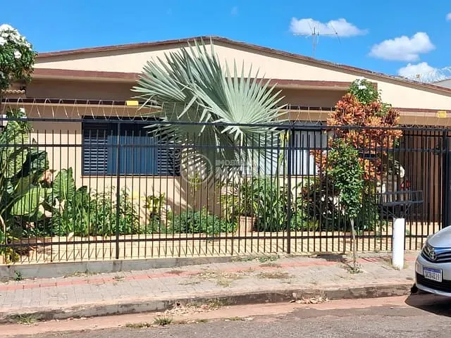 Casa com 275m² 3 quartos e 3 banheiros, à venda, no bairro Vânia em Londrina