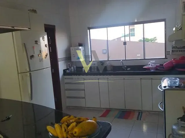 Casa com 360m² 5 quartos e 3 banheiros, à venda, no bairro São Carlos em Anápolis