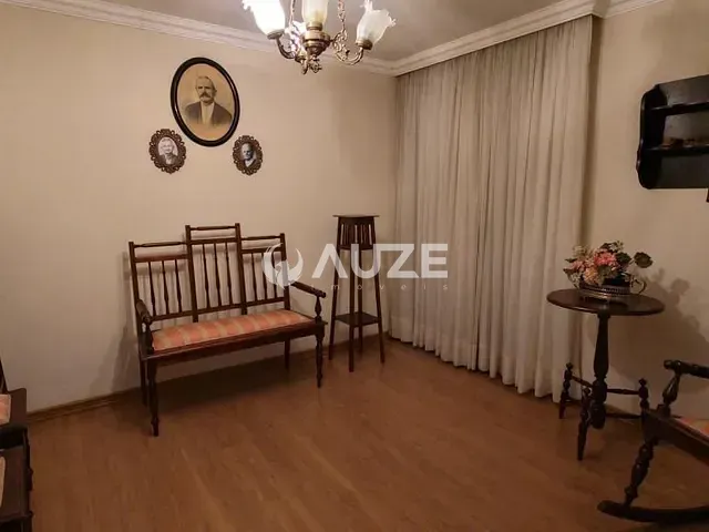Casa com 195m² 3 quartos e 3 banheiros, à venda, no bairro Orleans em Curitiba