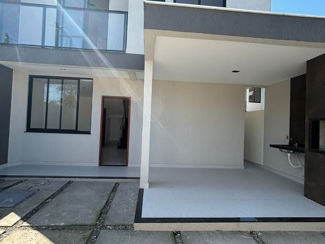 Casa com 100m² 3 quartos e 4 banheiros, à venda, no bairro Ouro Verde em Rio das Ostras
