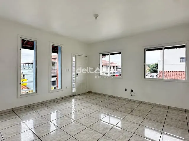 Casa com 90m², para alugar, no bairro Floramar em Belo Horizonte