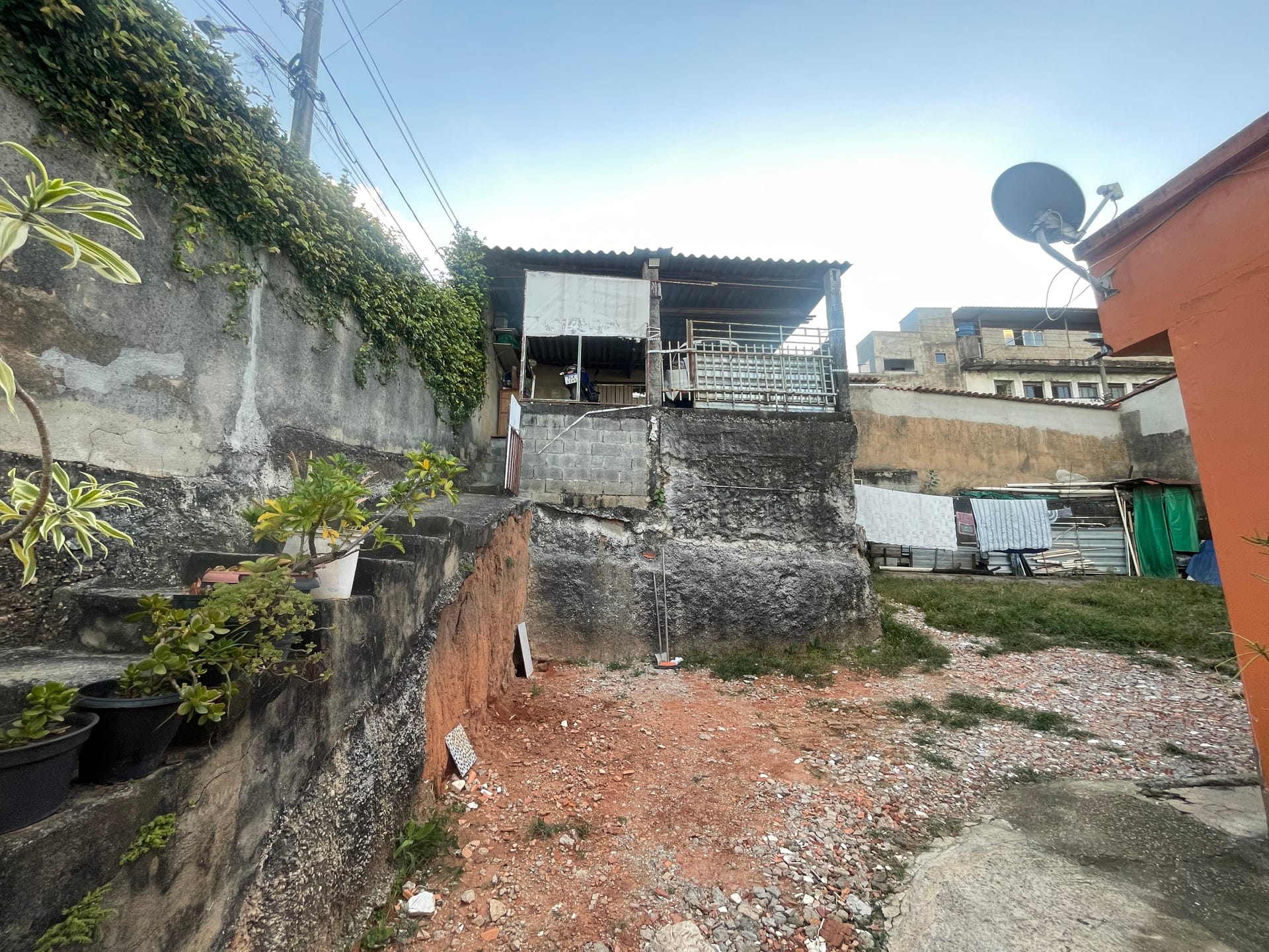 Casa com 2 moradias à venda com 5 quartos e 10 vagas no Bairro Califórnia em Belo Horizonte/MG – Próximo à Arena MRV