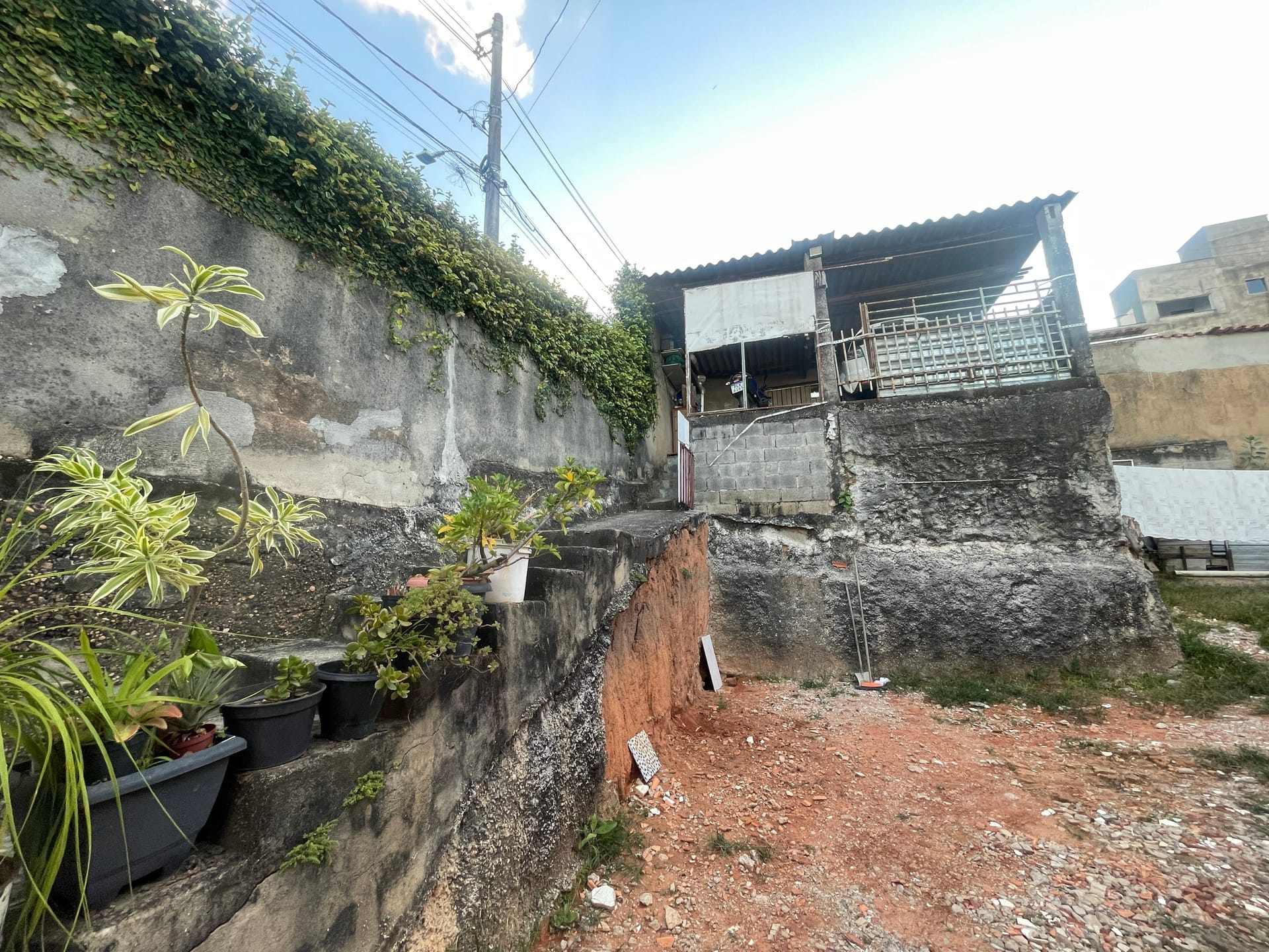 Casa com 2 moradias à venda com 5 quartos e 10 vagas no Bairro Califórnia em Belo Horizonte/MG – Próximo à Arena MRV