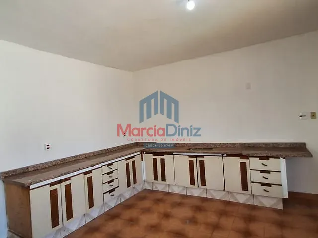 Casa 8 quartos e 2 banheiros, para alugar, no bairro Centro em Ituverava