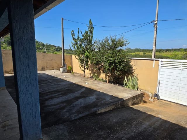Casa 2 quartos e 1 banheiro, para alugar, no bairro Loteamento Extensão do Serramar em Rio das Ostras