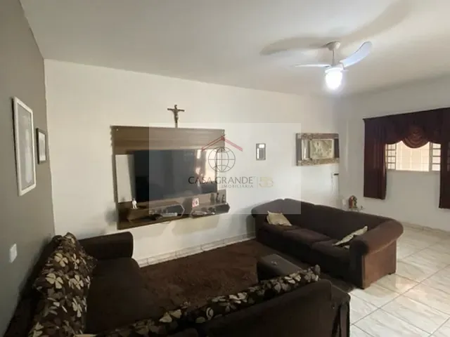 Casa com 820m² 3 quartos e 2 banheiros, à venda, no bairro Jardim Caviúna em Rolândia