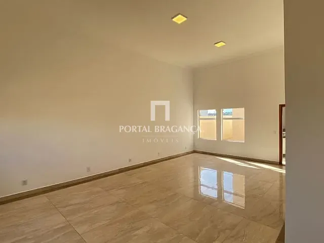 Casa com 600m² 3 quartos e 5 banheiros, para alugar, no bairro Condomínio Jardim Flamboyan em Bragança Paulista