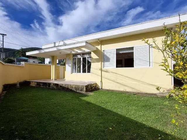 Casa com 437m² 3 quartos e 2 banheiros, para alugar, no bairro Jardim dos Estados em Poços de Caldas