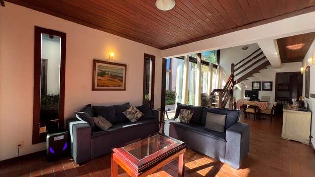 Casa com 750m² 3 quartos e 3 banheiros, à venda ou para alugar, no bairro Peró em Cabo Frio