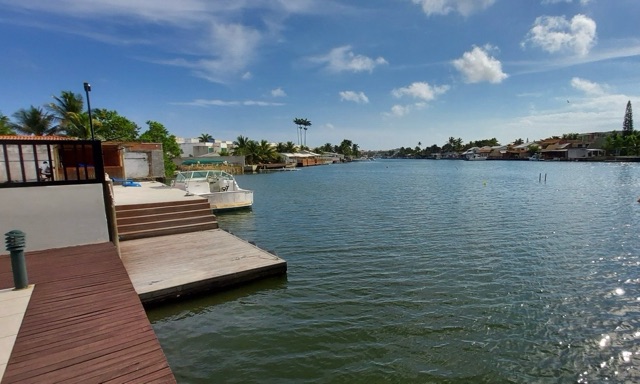 Casa com 750m² 3 quartos e 3 banheiros, à venda ou para alugar, no bairro Peró em Cabo Frio