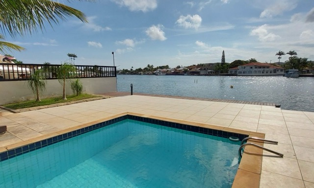 Casa com 750m² 3 quartos e 3 banheiros, à venda ou para alugar, no bairro Peró em Cabo Frio