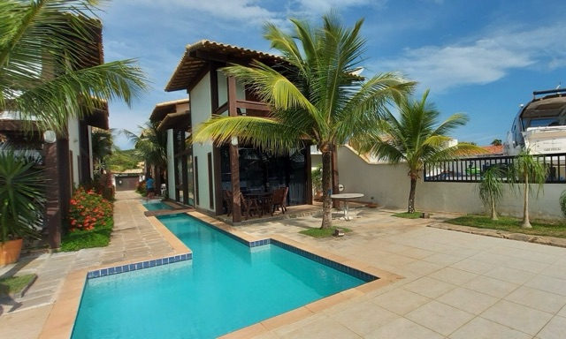 Casa com 750m² 3 quartos e 3 banheiros, à venda ou para alugar, no bairro Peró em Cabo Frio