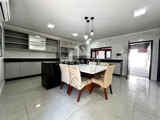 Casa com 540m² 4 quartos e 5 banheiros, à venda, no bairro Vila Nova em Blumenau
