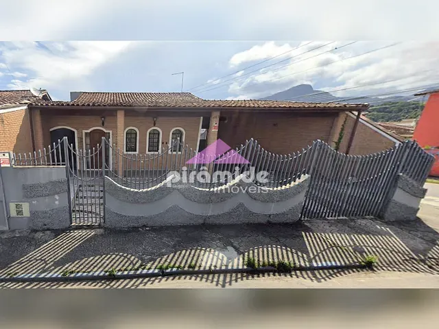 Casa 4 quartos e 3 banheiros, à venda ou para alugar, no bairro Centro em Caraguatatuba