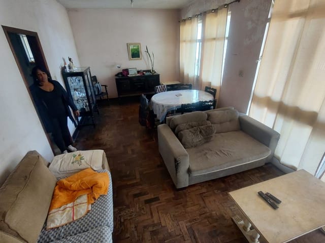 Casa com 300m² 4 quartos e 1 banheiro, à venda, no bairro Santa Amélia em Belo Horizonte