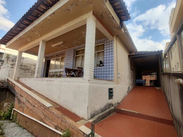 Casa com 300m² 4 quartos e 1 banheiro, à venda, no bairro Santa Amélia em Belo Horizonte