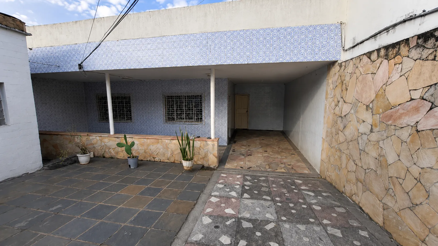 Casa para alugar com 4 quartos e 3 vagas no bairro Caiçaras em Belo Horizonte/MG