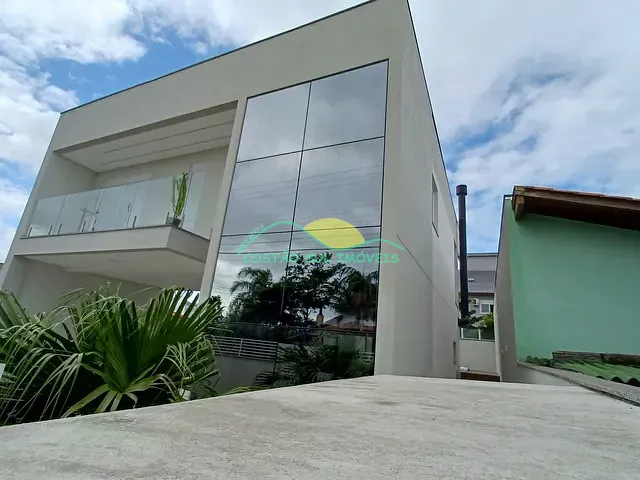 Casa 3 quartos e 4 banheiros, à venda, no bairro Campeche em Florianópolis
