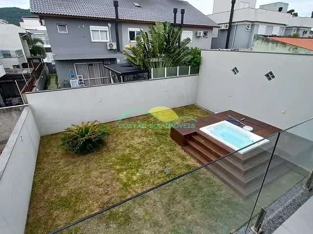 Casa 3 quartos e 4 banheiros, à venda, no bairro Campeche em Florianópolis