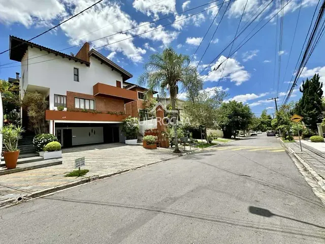 Casa com 480m² 4 quartos e 5 banheiros, à venda, no bairro São Paulo II em Cotia