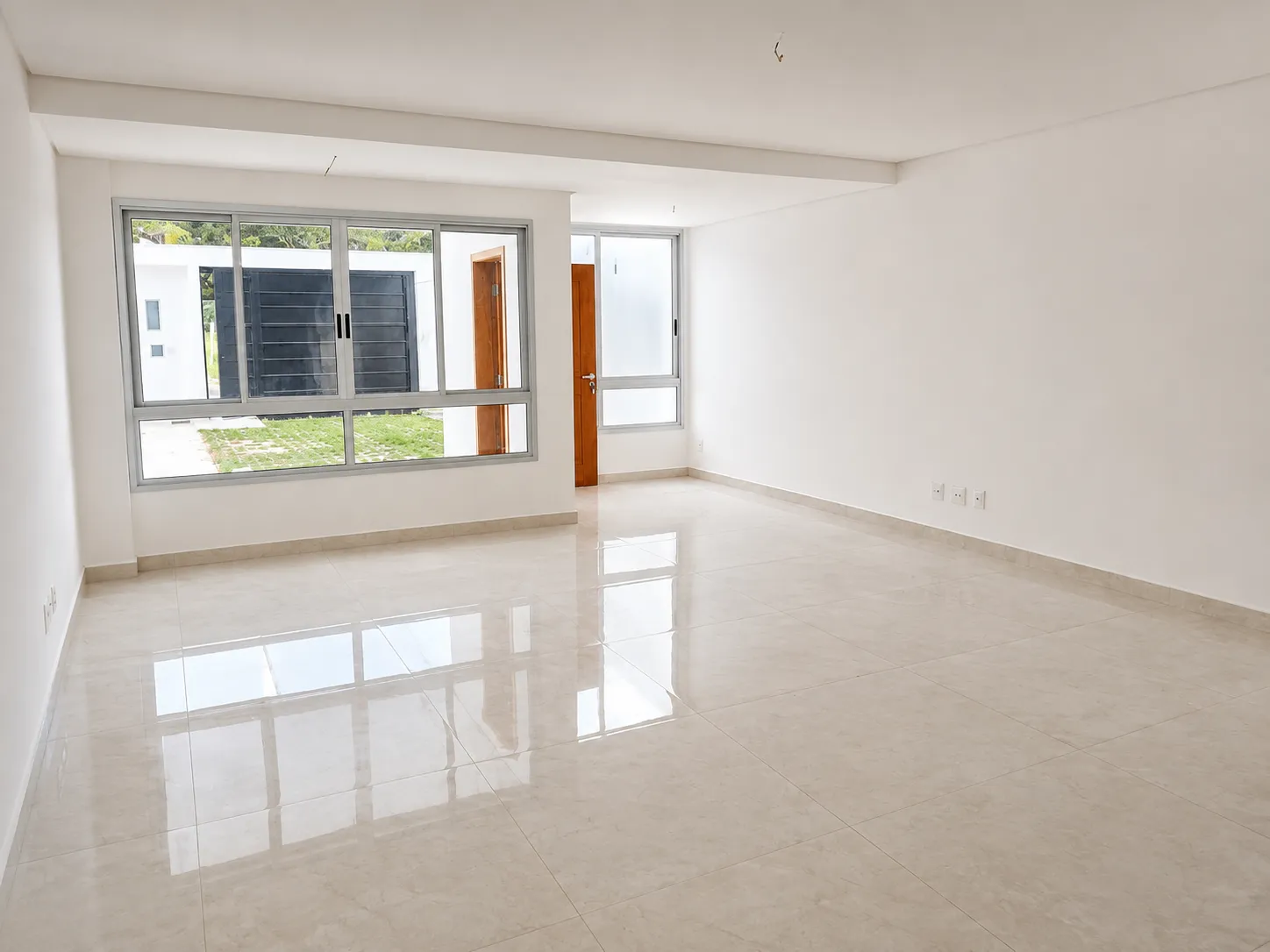 Casa à venda com 3 quartos, suíte, varanda, quintal e 3 vagas no Bairro Nossa Senhora de Fátima em Contagem/MG
