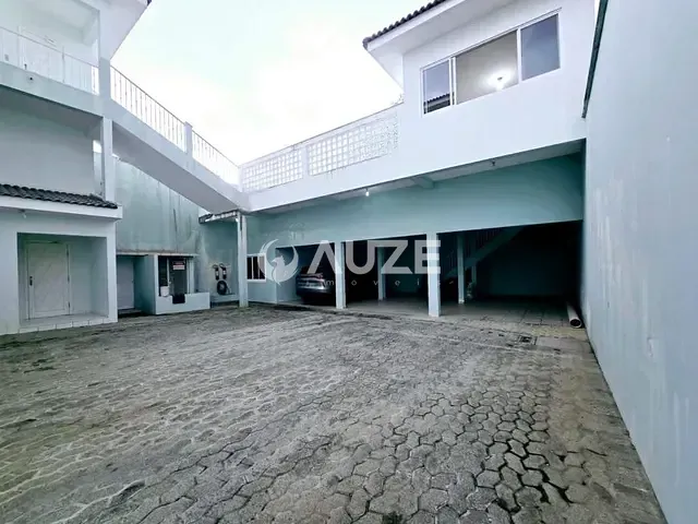 Casa com 700m² 4 quartos e 11 banheiros, à venda, no bairro Santa Felicidade em Curitiba