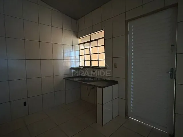 Casa 1 quarto e 1 banheiro, para alugar, no bairro Parque Pinheiros em Poços de Caldas