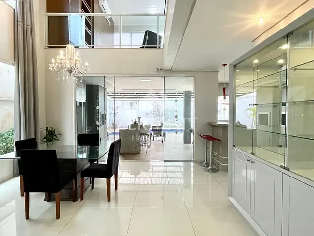 Casa 4 quartos e 5 banheiros, para alugar, no bairro Itoupava Central em Blumenau