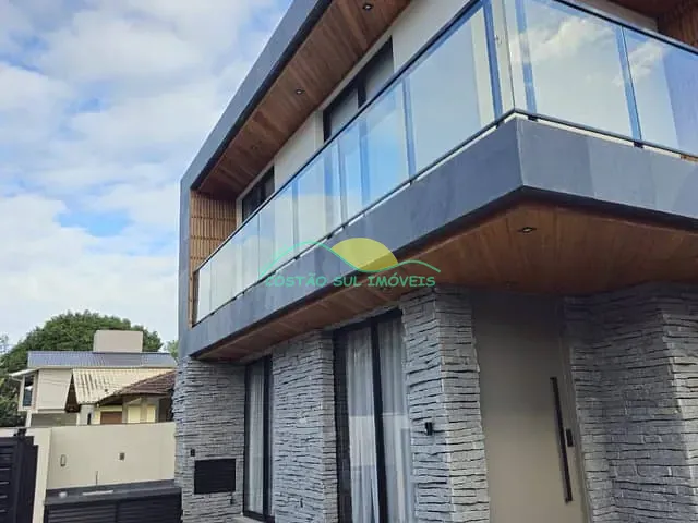 Casa 3 quartos e 3 banheiros, à venda, no bairro Campeche em Florianópolis