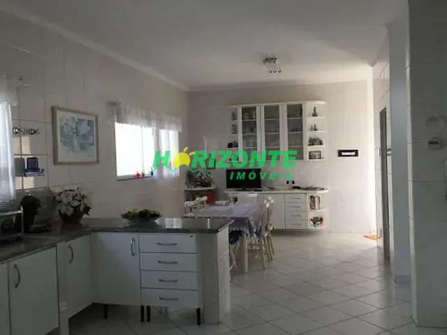 Casa com 686m² 4 quartos e 6 banheiros, à venda, no bairro Urbanova em São José dos Campos