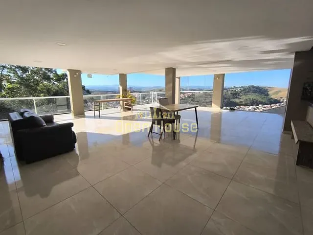 Casa 4 quartos e 3 banheiros, à venda, no bairro Jardim Amália em Volta Redonda