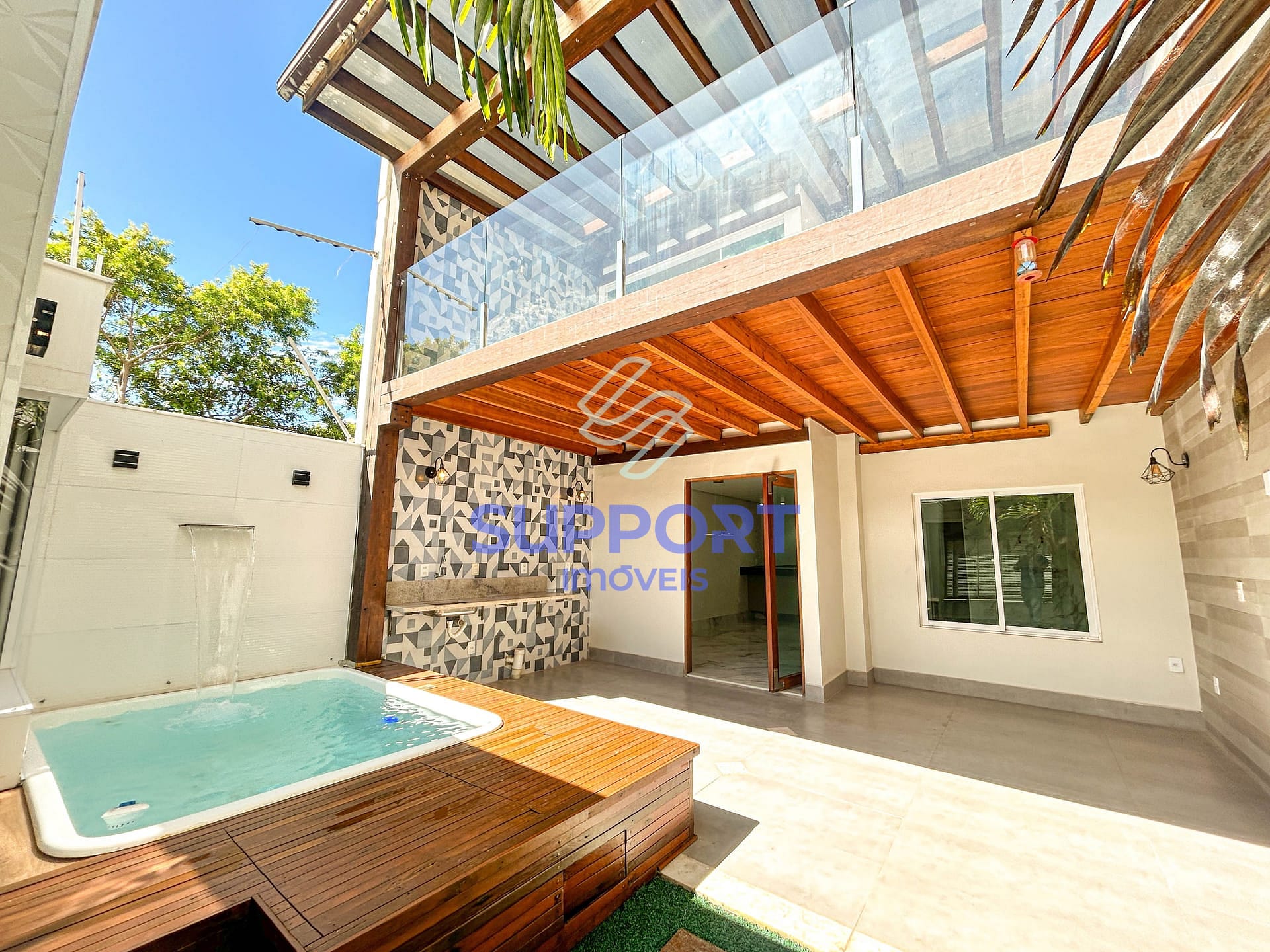 Casa à venda com 4 quartos, 230m² - Foto 1