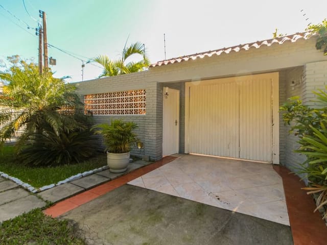 Casa com 300m² 3 quartos e 2 banheiros, à venda, no bairro Laranjal em Pelotas