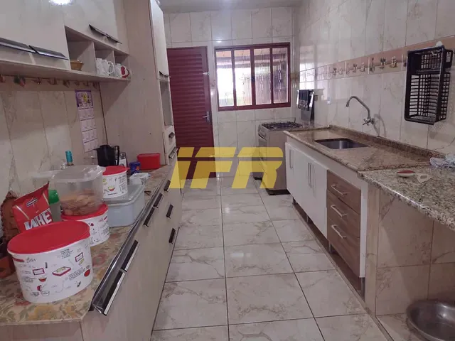 Casa com 250m² 5 quartos e 2 banheiros, à venda, no bairro Jardim Bela Vista em Taubaté