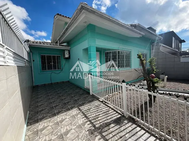 Casa com 200m² 3 quartos e 2 banheiros, à venda, no bairro Madri em Palhoça