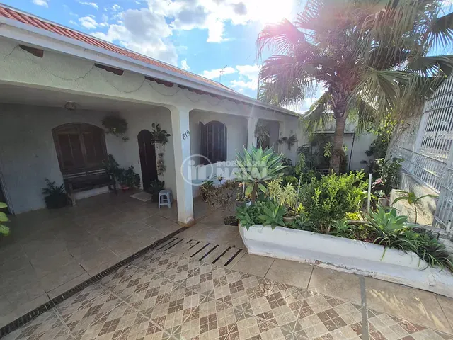 Casa 3 quartos e 2 banheiros, à venda, no bairro Armindo Guazzi em Londrina