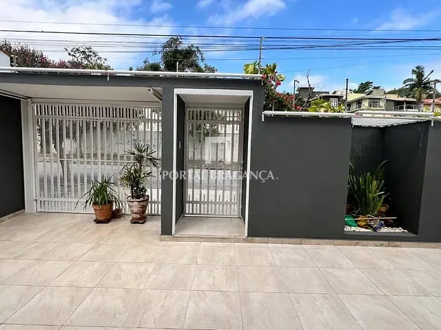 Casa com 300m² 3 quartos e 5 banheiros, à venda, no bairro Jardim Primavera em Bragança Paulista