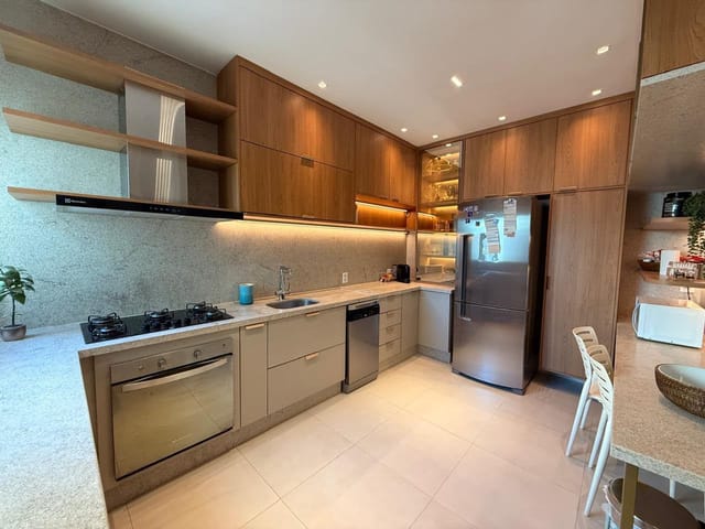 Casa 3 quartos e 3 banheiros, à venda, no bairro Colinas em Rio das Ostras